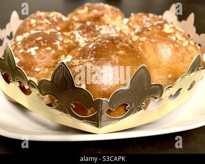 Gâteau du roi ou trois gâteau du roi en détail décoré d'une couronne en papier. Pâtisserie sucrée typique cuite à l'Epiphanie en Europe, principalement dans les pays germanophones. Banque D'Images