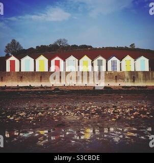 Rangée de cabanes de plage colorées à Paignton Devon, Royaume-Uni Banque D'Images