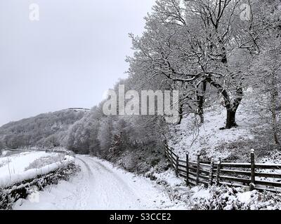 Une scène enneigée dans la vallée de Wessenden, parc national de Peak District. Marsden, Royaume-Uni, 09 janvier 2021 Banque D'Images