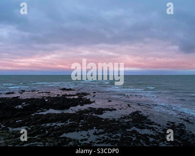 Aberystwyth, pays de Galles de l'Ouest, Royaume-Uni. Lundi 11 janvier 2021. Météo : un matin froid, un beau lever de soleil sur la plage d'Aberystwyth. Crédit photo ©️ Rose Voon / Alamy Live News. Banque D'Images