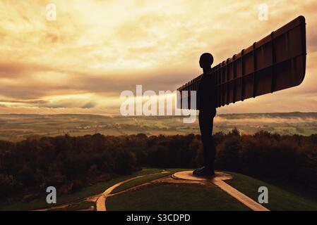 Image aérienne de l'Ange du Nord à Gateshead, Royaume-Uni au coucher du soleil. Banque D'Images