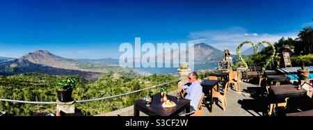 Bière avec vue sur le volcan Mont Batur Bali Indonésie Banque D'Images