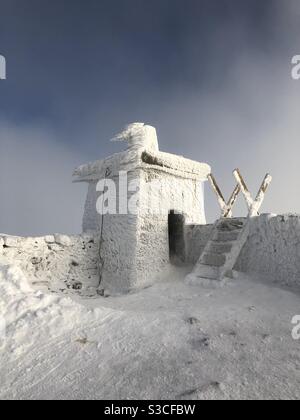 Cabane au sommet gelée sur Slieve Donard dans les montagnes Mourne en Irlande du Nord. Slieve Donard est le sommet le plus élevé d'Irlande du Nord. Banque D'Images