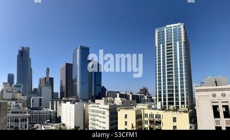 LOS ANGELES, CA, SEP 2020 : gratte-ciel du centre-ville avec gratte-ciel, appartements et immeubles de bureaux, jour Banque D'Images