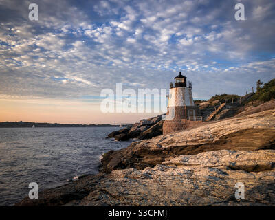 Phare de Castle Hill près du coucher du soleil le long de la baie de Narragansett à Newport, Rhode Island, États-Unis. Ce phare a été construit en 1890 et inscrit au Registre national des lieux historiques. Banque D'Images