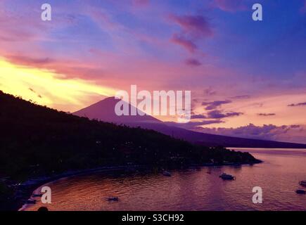 Coucher de soleil à Amed Bali vue sur le Mont Agung Indonésie Banque D'Images