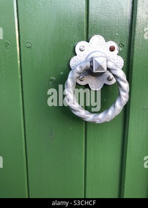 Poignée de porte à anneau argenté sur une porte verte peinte Banque D'Images