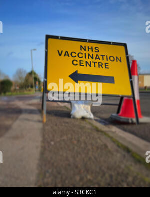 Panneau du centre de vaccination du NHS sur le côté de la route. Banque D'Images