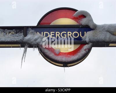 De la neige se trouve à Londres sur le panneau du métro Banque D'Images