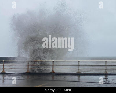 MmmAberystwyth, pays de Galles de l'Ouest, Royaume-Uni. Mercredi 20 janvier 2021. Météo: La tempête Christoph continue de fouler les murs de la mer avec de hautes vagues à Aberystwyth. Crédit photo ©️ Rose Voon / Alamy Live News Banque D'Images