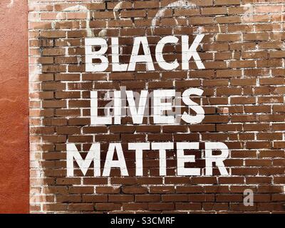 Black Lives Matters stencil sur le mur de brique dans le quartier de Capital Hill à Seattle. Banque D'Images