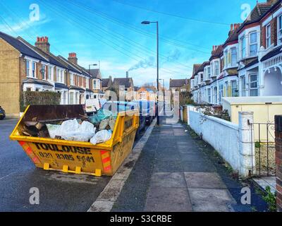 Les cheminées de l'hôpital universitaire de Lewisham sont vues depuis une résidence street à Londres le 23 2021 janvier lors de l'enfermement Angleterre Banque D'Images