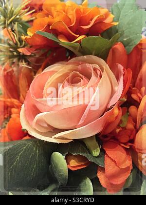 Gros plan d'un bouquet de fleurs de soie comprend un rose solitaire Banque D'Images
