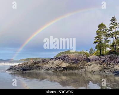 Arc-en-ciel sur Tonquin Beach Tofino BC Île de Vancouver Canada Banque D'Images