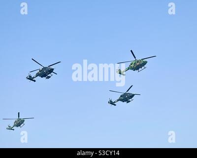 Quatre hélicoptères de l'armée indienne volant dans une formation sur le célébration de la journée de la république à delhi Banque D'Images