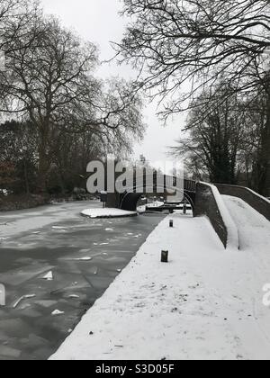 Canal d'Oxford recouvert de neige. La rivière Cherwell a gelé. Oxford, Royaume-Uni. Banque D'Images