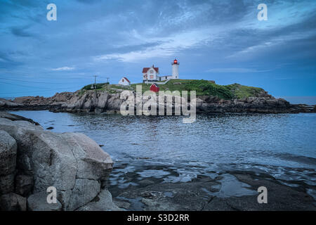 Des nuages orageux se déplacent au-dessus du phare de Cape Neddick (Nubble Light) à York Beach, Maine. Banque D'Images