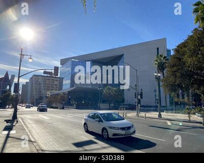 LOS ANGELES, CA, NOVEMBRE 2020 : vue panoramique du quartier général du département de police de Los Angeles au centre-ville avec circulation passant en premier plan et soleil avec des fusées éclairantes Banque D'Images