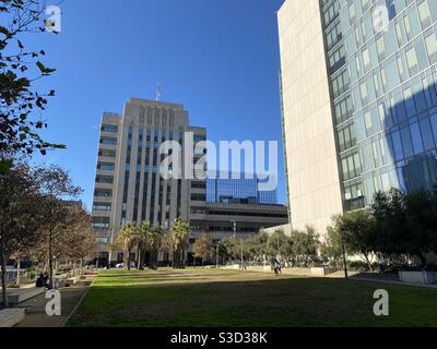 LOS ANGELES, CA, NOVEMBRE 2020 : vue sur le petit parc et les bâtiments du centre-ville à l'arrière du quartier général du département de police de Los Angeles, dans le centre-ville, en journée Banque D'Images