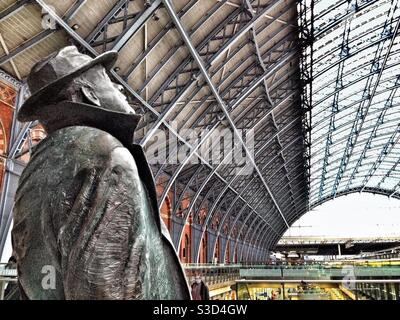 Statue de Sir John Betjeman à la gare internationale de St Pancras, Londres. Banque D'Images