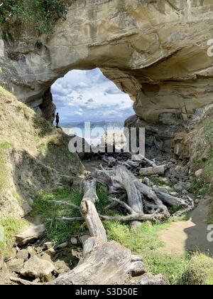 Trou dans le mur le long de Cooks Cove Walkway sur Tolaga Baie Banque D'Images