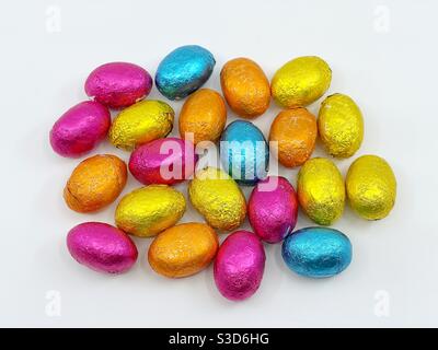 Mini œufs de Pâques au chocolat dans des emballages de feuilles de couleur. Banque D'Images