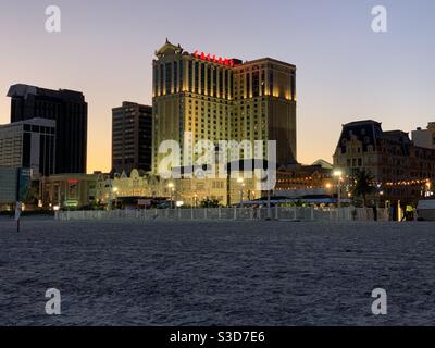 Vue en soirée sur Caesars Atlantic City depuis la plage, Atlantic City, New Jersey, États-Unis Banque D'Images