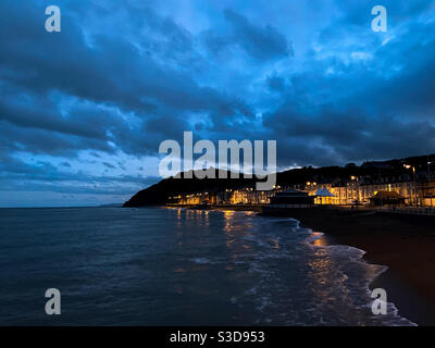 Aberystwyth, pays de Galles de l'Ouest, Royaume-Uni. Mercredi 10 février 2021. Météo : un magnifique Bluehour remplit le ciel lors d'une matinée très froide. Crédit photo ©️ Rose Voon / Alamy Live News Banque D'Images