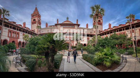 Photo panoramique de la cour intérieure de l'ancien Ponce de Leon Hotel aujourd'hui Flagler College à St. Augustine, Floride. Banque D'Images