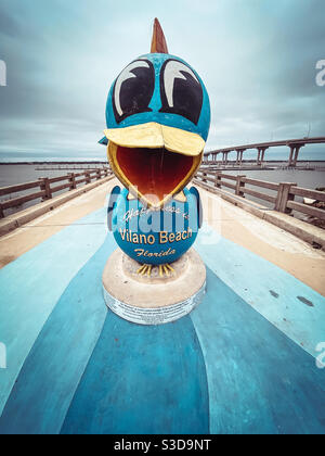 Le "Bluebird of Happiness" assis sur la jetée de Vilano Beach, qui attend les touristes pour une photo rapide op. Vilano Beach, Floride. Banque D'Images