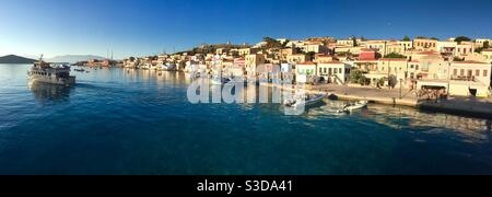 Ferry tôt le matin de Halki, Grèce Banque D'Images
