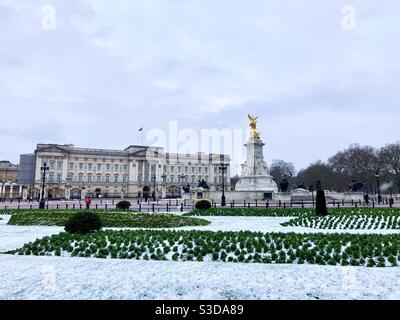 Buckingham Palace entouré de neige, Londres, Royaume-Uni Banque D'Images