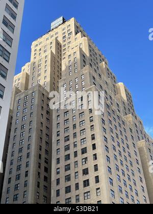 Lumière du soleil et jeux d'ombre sur l'emblématique hôtel New Yorker des années 1920, un gratte-ciel ancien, 481 8th Avenue, New York City, 10001, ÉTATS-UNIS Banque D'Images