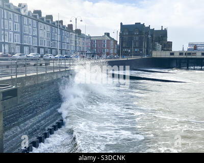 Aberystwyth, pays de Galles de l'Ouest, Royaume-Uni. Lundi 15 février 2021. Météo: Un peu de vagues à Aberystwyth avant qu'il ne pleuve. Crédit photo ©️Rose Voon / Alamy Live News Banque D'Images