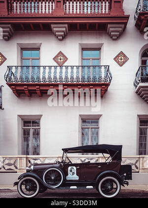 Voiture ancienne en face de l'hôtel Casa Monica à St. Augustine, Floride. Anciennement le Cordova Hotel, c'est l'un des plus anciens hôtels des États-Unis. Banque D'Images