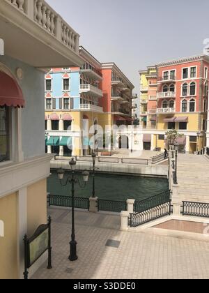 Les beaux bâtiments colorés de Qanat quartier sur l'île artificielle de la Perle, Qatar Banque D'Images