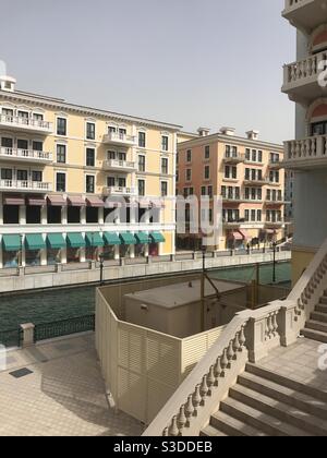 Les beaux bâtiments colorés de Qanat quartier sur l'île artificielle de la Perle, Qatar Banque D'Images