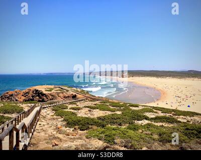 Chemin en bois vers une belle baie et plage Banque D'Images