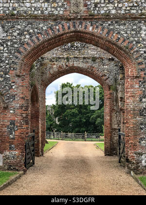 Vue à travers le portier du Prieuré de Castle Acre, près de Swaffham, Norfolk, Angleterre. Banque D'Images