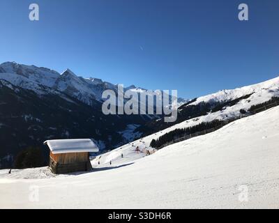 Cabane en bois sur les pistes Banque D'Images