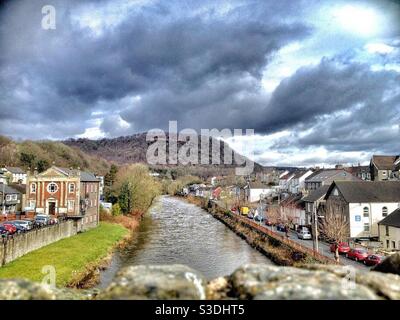 Des nuages orageux s'amassent au-dessus de la rivière Taff, en regardant vers les vallées du sud du pays de Galles. Banque D'Images