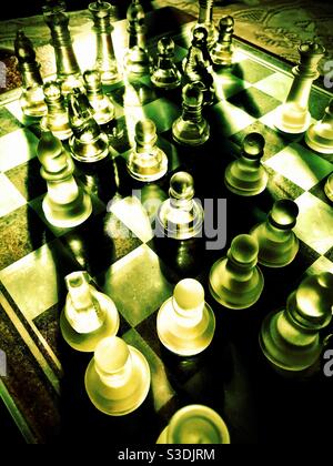 Pièces d'échecs en verre. Jeu de société en cours Banque D'Images