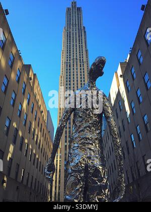 La sculpture en aluminium et en acier inoxydable de Tom Friedman est installée devant le bâtiment Comcast du Rockefeller Center, New York, USA Banque D'Images