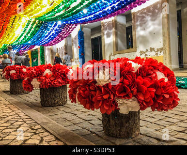 Des fleurs en papier décorent les rues pavées de Tomar, Portugal, 2019 Banque D'Images