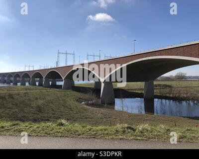 De belles arches de pont au-dessus de la rivière Waal à Nimègue, pays-Bas Banque D'Images