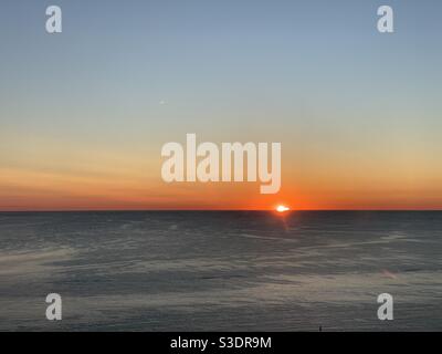 Lever de soleil sur l'océan Atlantique depuis une chambre à l'Ocean Casino Resort, Atlantic City, New Jersey, États-Unis Banque D'Images