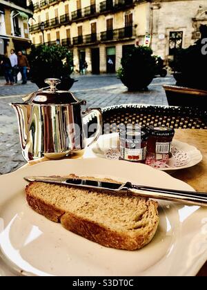 Petit-déjeuner espagnol sur une terrasse ensoleillée à Palma de Majorque Banque D'Images