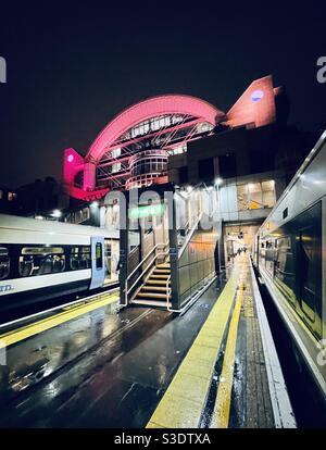 Station de Charing Cross la nuit pendant le confinement 3 à londres avec des plates-formes vides en heure de pointe Banque D'Images