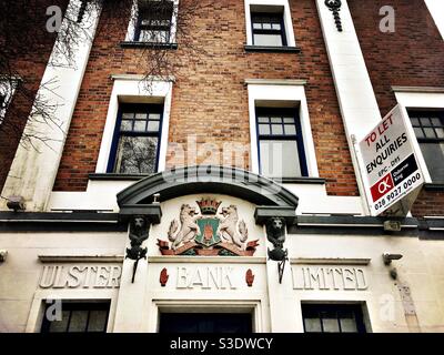 Ulster Bank, main Street, Bangor, Irlande du Nord. La succursale a fermé en 2017 et est à laisser. Ulster Bank a récemment annoncé son intention de se retirer de la République d'Irlande Banque D'Images