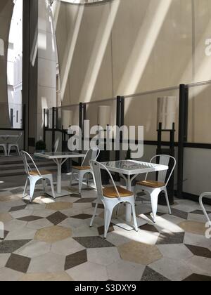 Terrasse extérieure d'un café dans le centre-ville de Doha, Qatar Banque D'Images